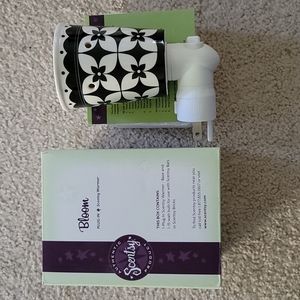 NIB Scentsy plug in warmer - Bloom